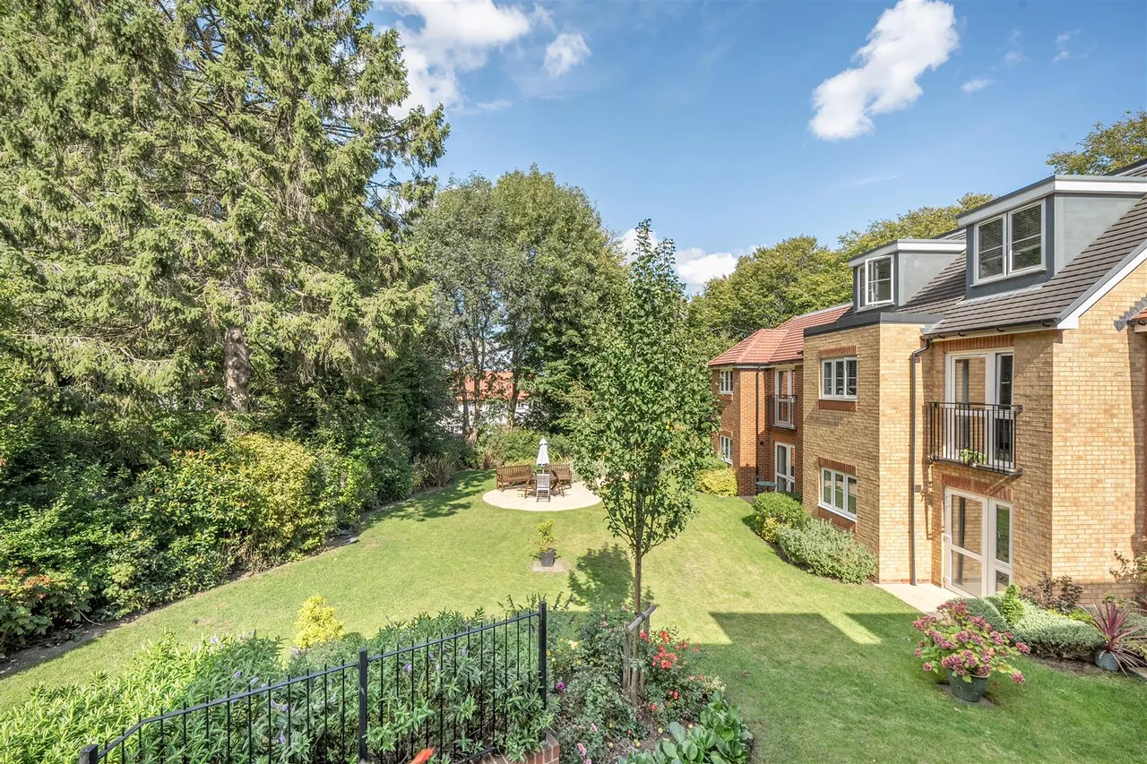 Great Tattenhams, Epsom, KT18, photo 6