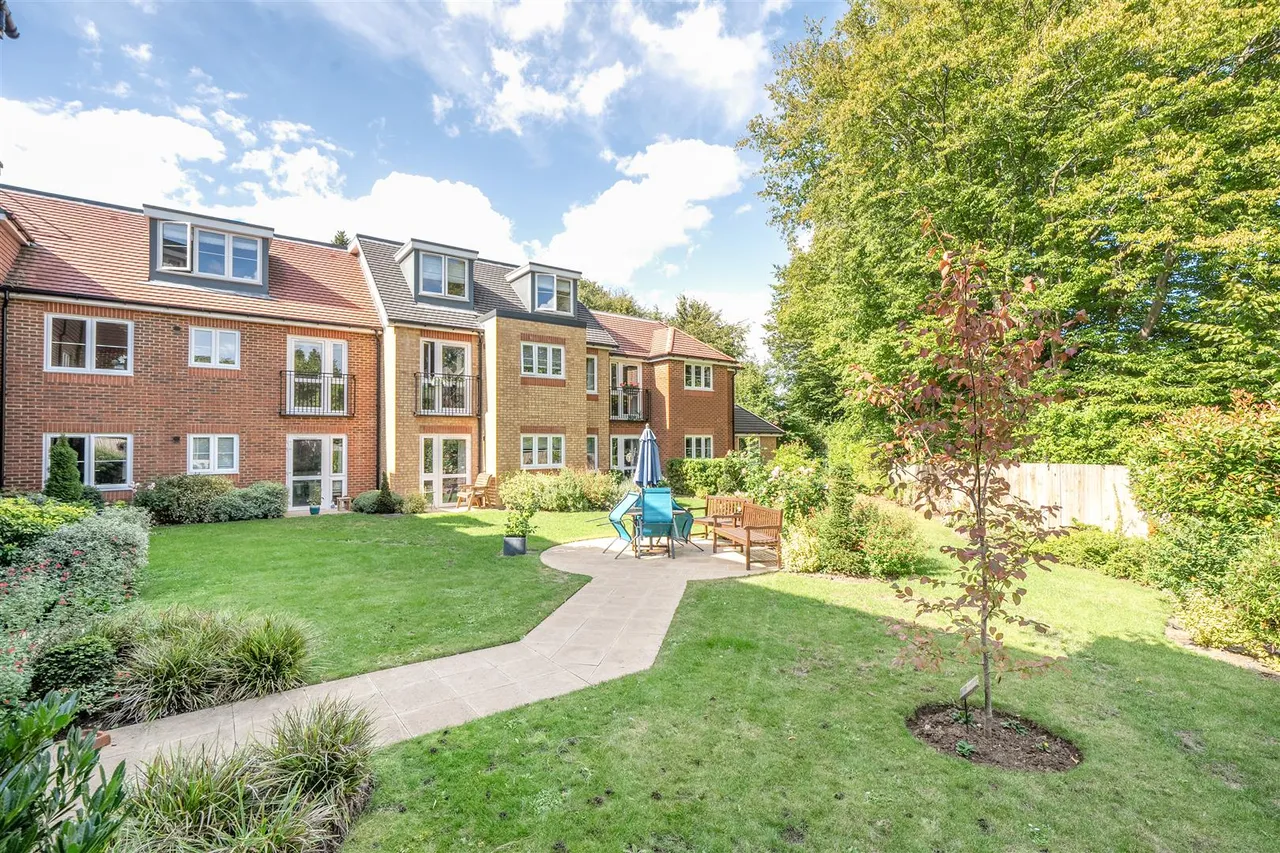Great Tattenhams, Epsom, KT18, photo 2