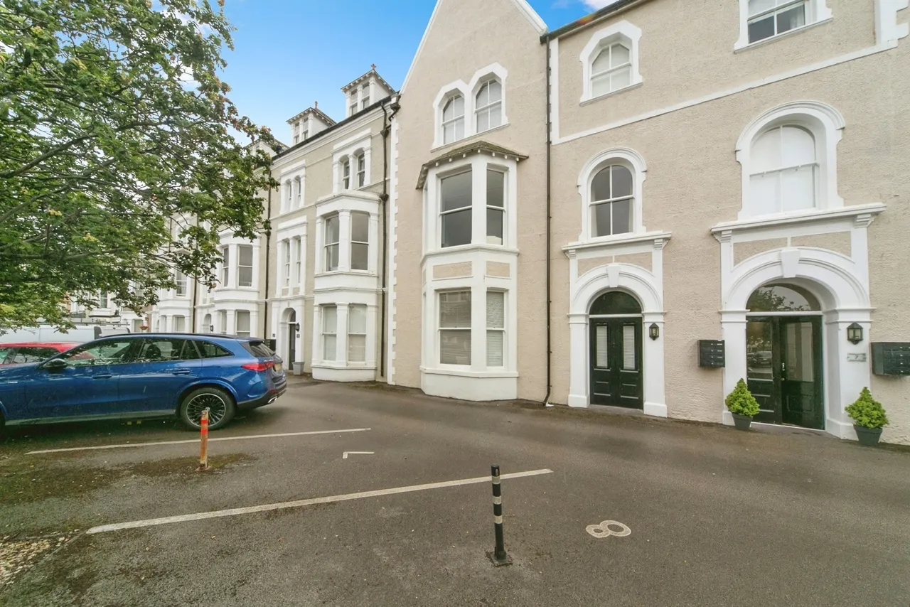 2 bed flat for sale, Augusta Street, Llandudno, LL30