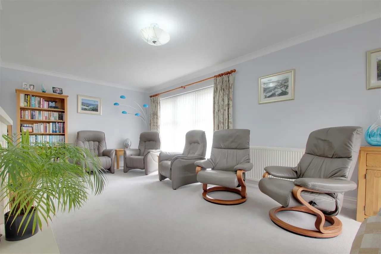 3 bed house for sale — Alinora Crescent, Goring-By-Sea, Worthing