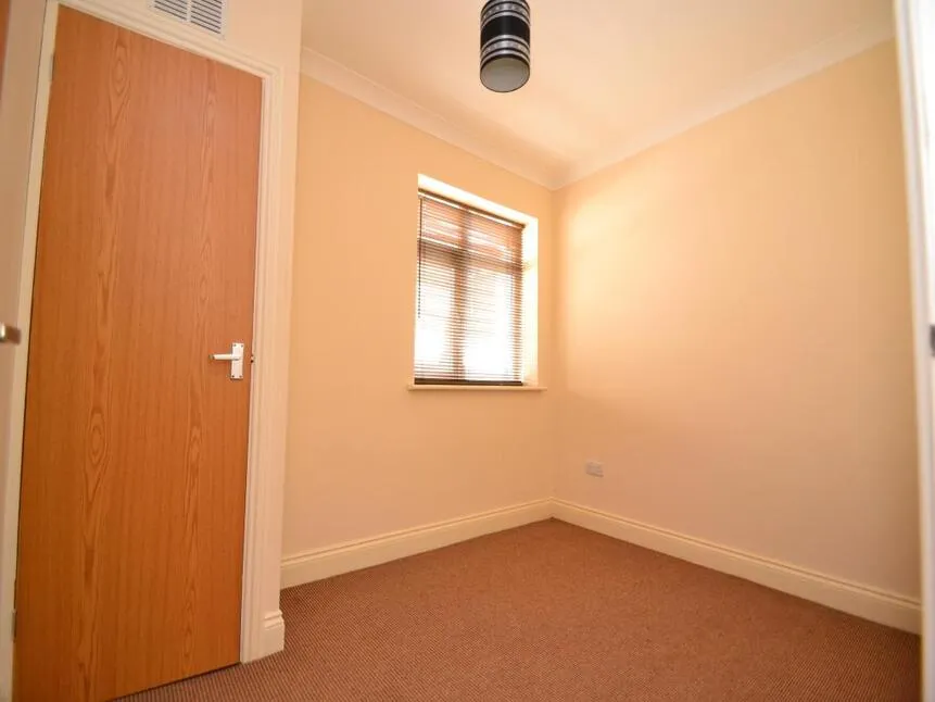 London Road, Portsmouth, PO2, photo 8
