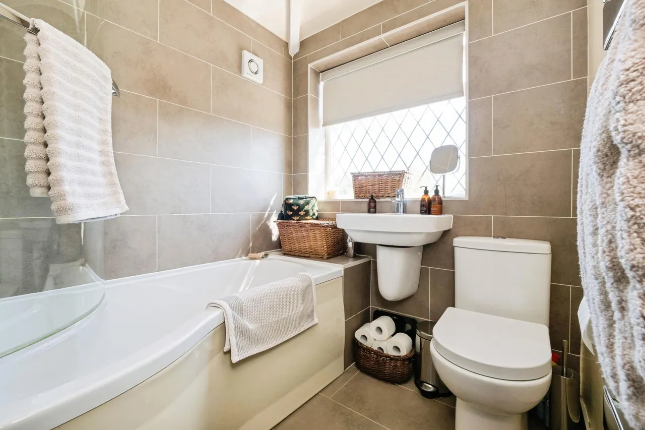 York Road, London, E4, photo 18