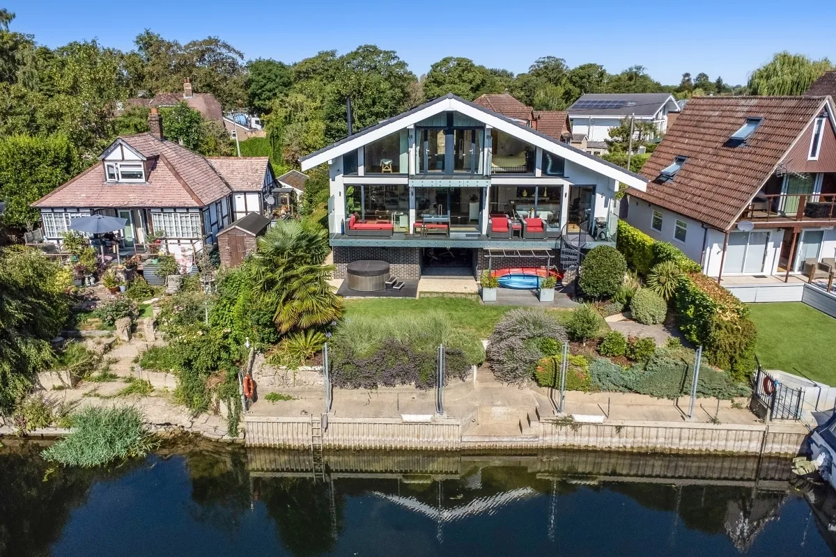 3 bed house to rent, Ham Island Old Windsor, SL4