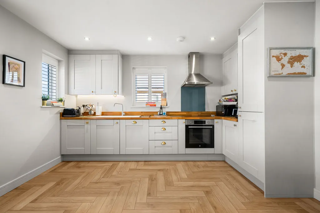 2 bed flat for sale, Annett Road, Walton-On-Thames, KT12