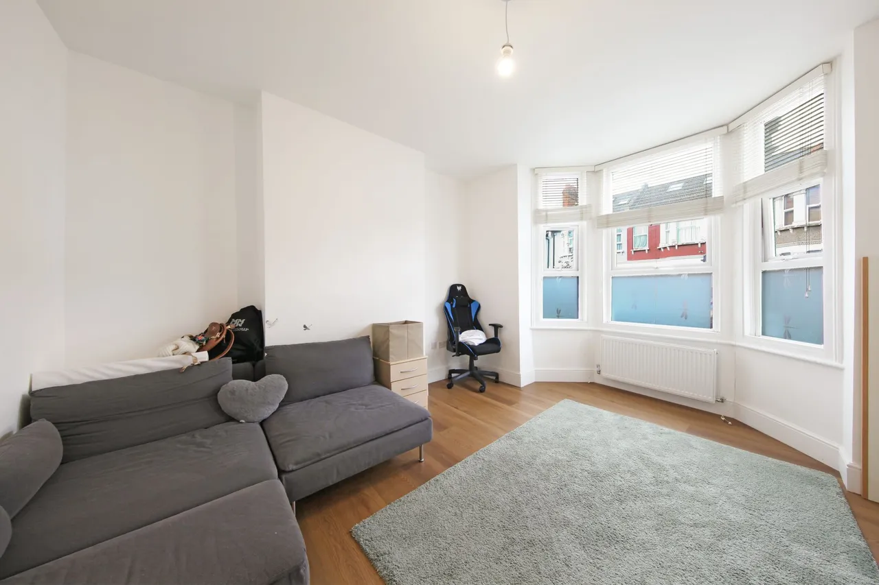 3 bed flat to rent, Pine Road, London, NW2