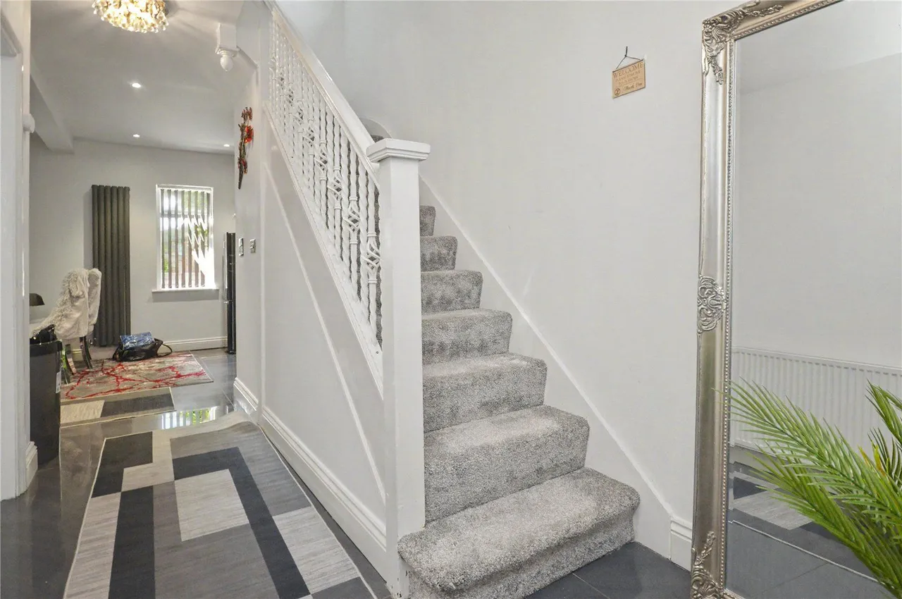 Ring Road, Middleton, LS10, photo 4