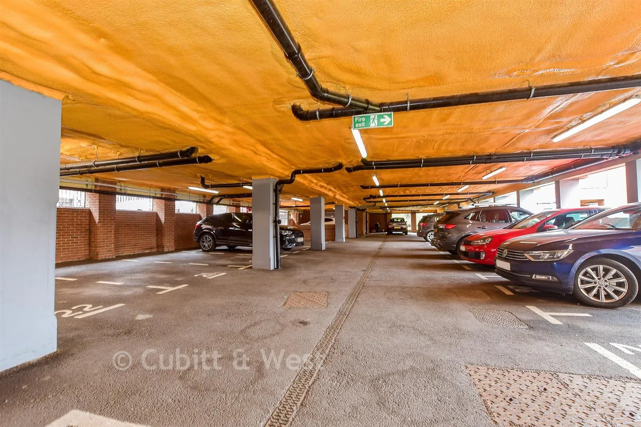 Wood Street, East Grinstead, RH19, photo 8