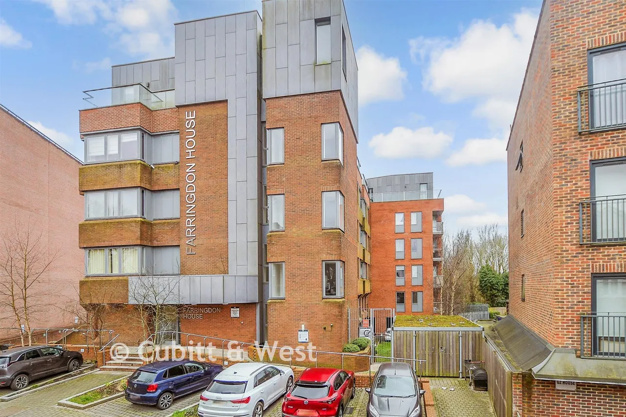 2 bed flat for sale, Wood Street, East Grinstead, RH19