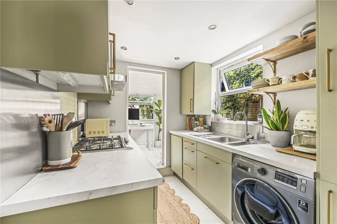 Avenue Road, Hampton, TW12 2BE, photo 2