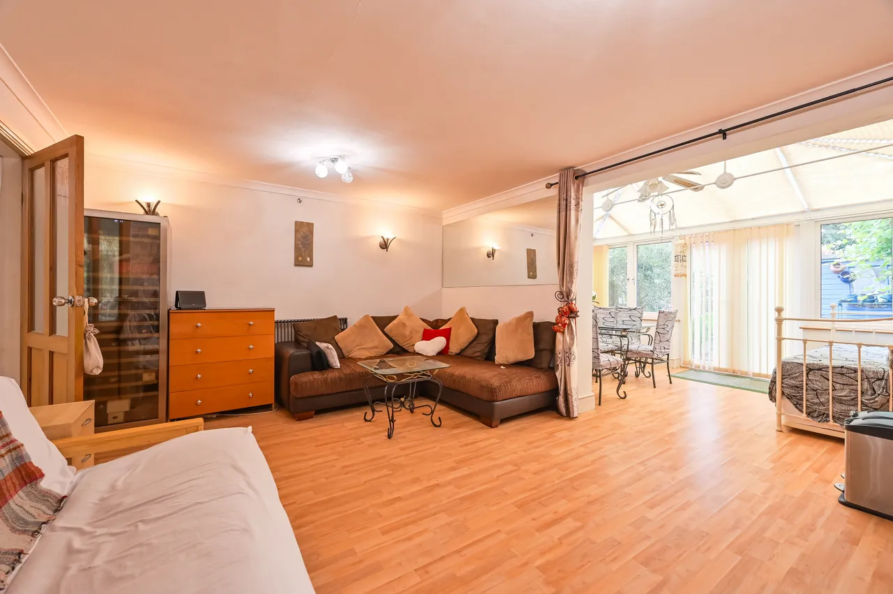 3 bed house to rent — 77 Sark Walk, London