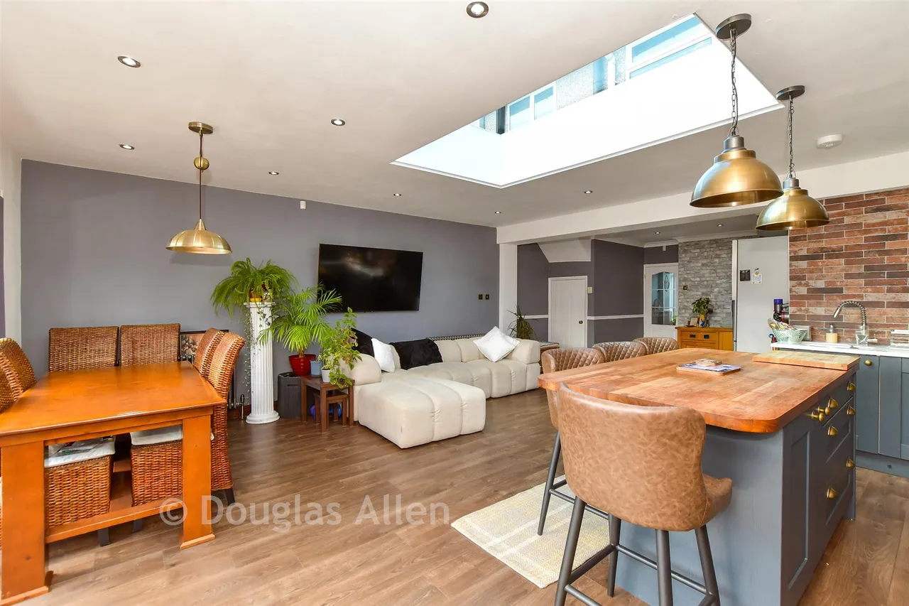 Cricklade Avenue, Romford, RM3, photo 2