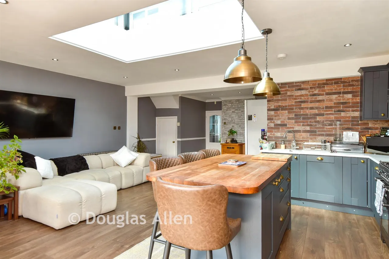 Cricklade Avenue, Romford, RM3, photo 4