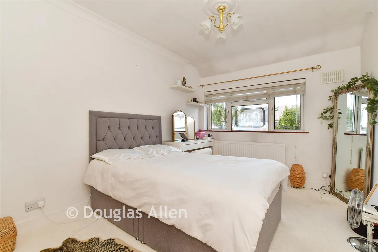Cricklade Avenue, Romford, RM3, photo 13