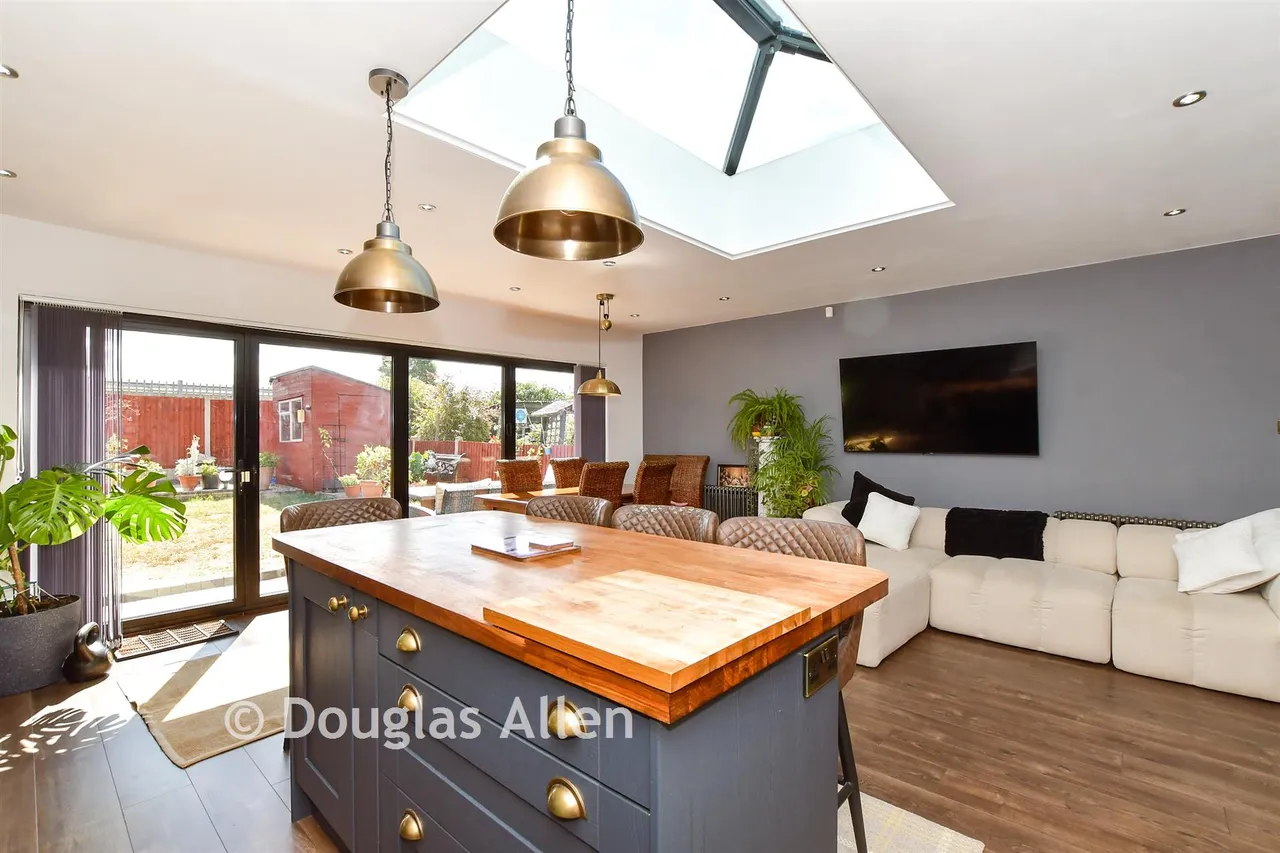Cricklade Avenue, Romford, RM3, photo 5