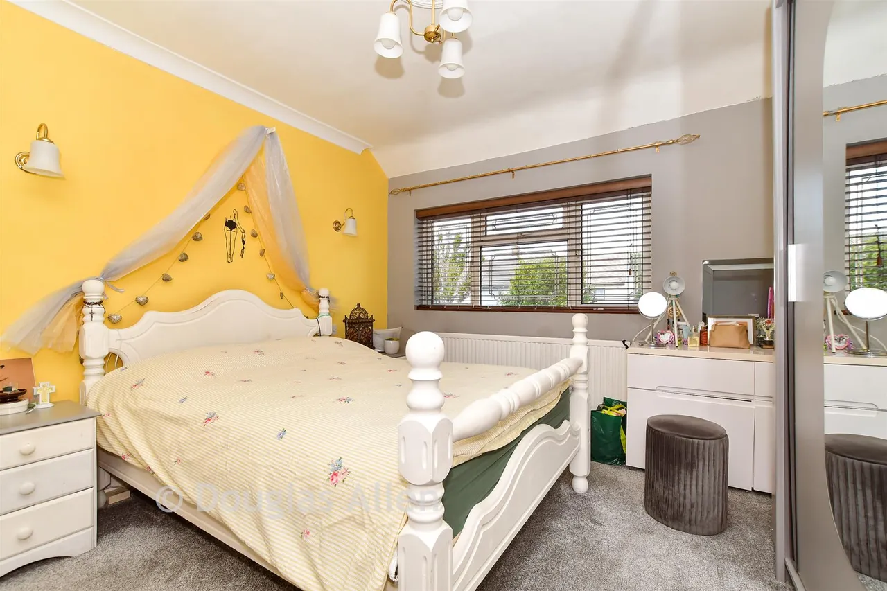 Cricklade Avenue, Romford, RM3, photo 11