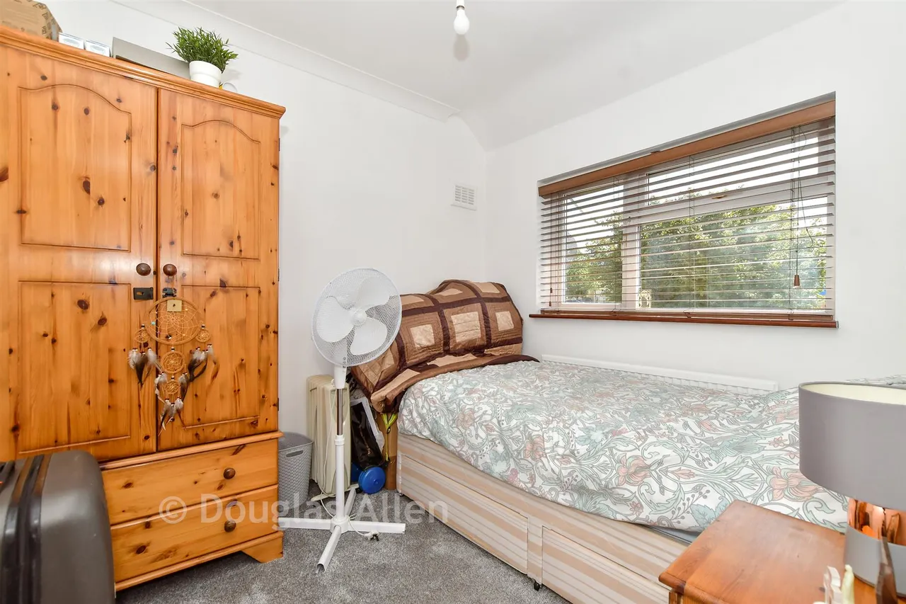 Cricklade Avenue, Romford, RM3, photo 15