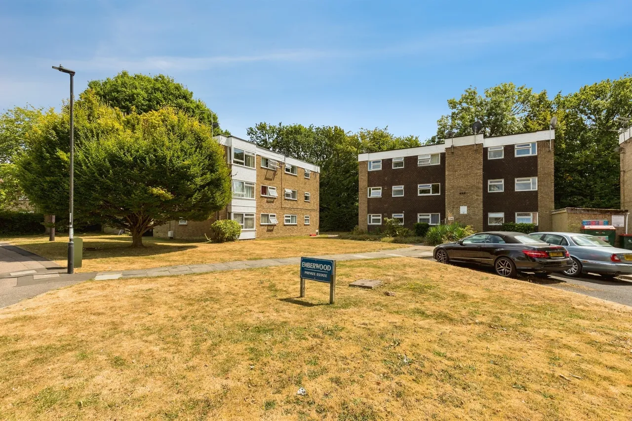 2 bed flat for sale — Emberwood, Crawley