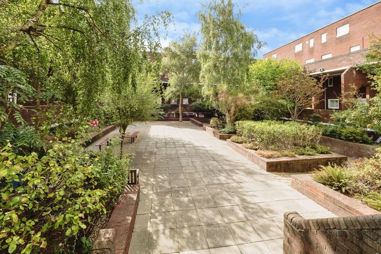 Tamar Square, Woodford Green, IG8, photo 3