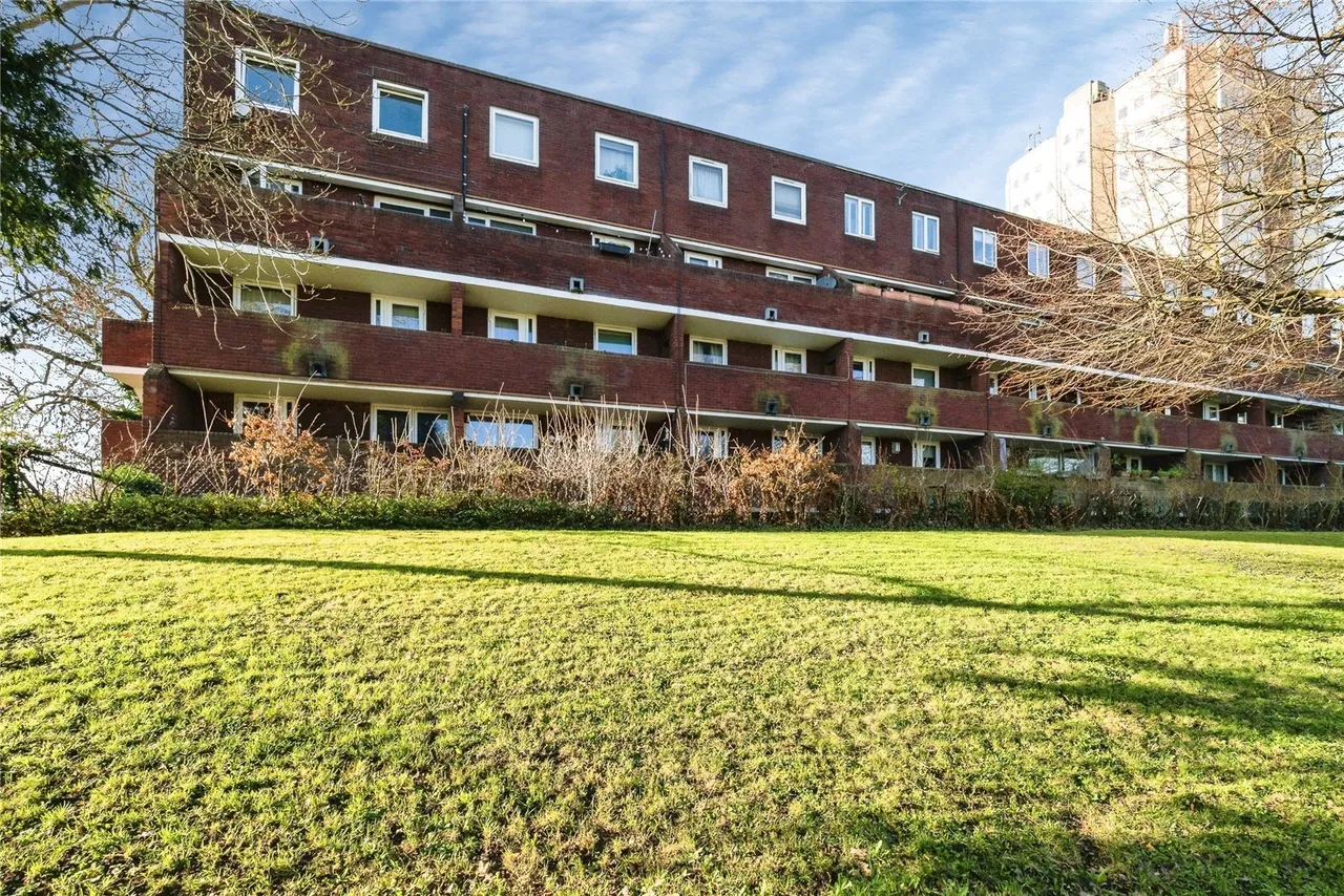 2 bed flat for sale, Tamar Square, Woodford Green, IG8