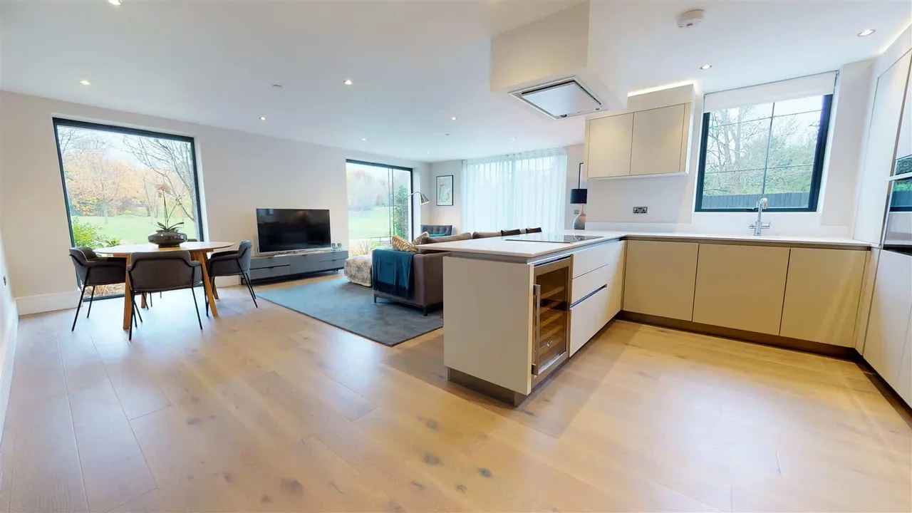 Montgomerie Lodge, High Road, Chigwell, photo 4