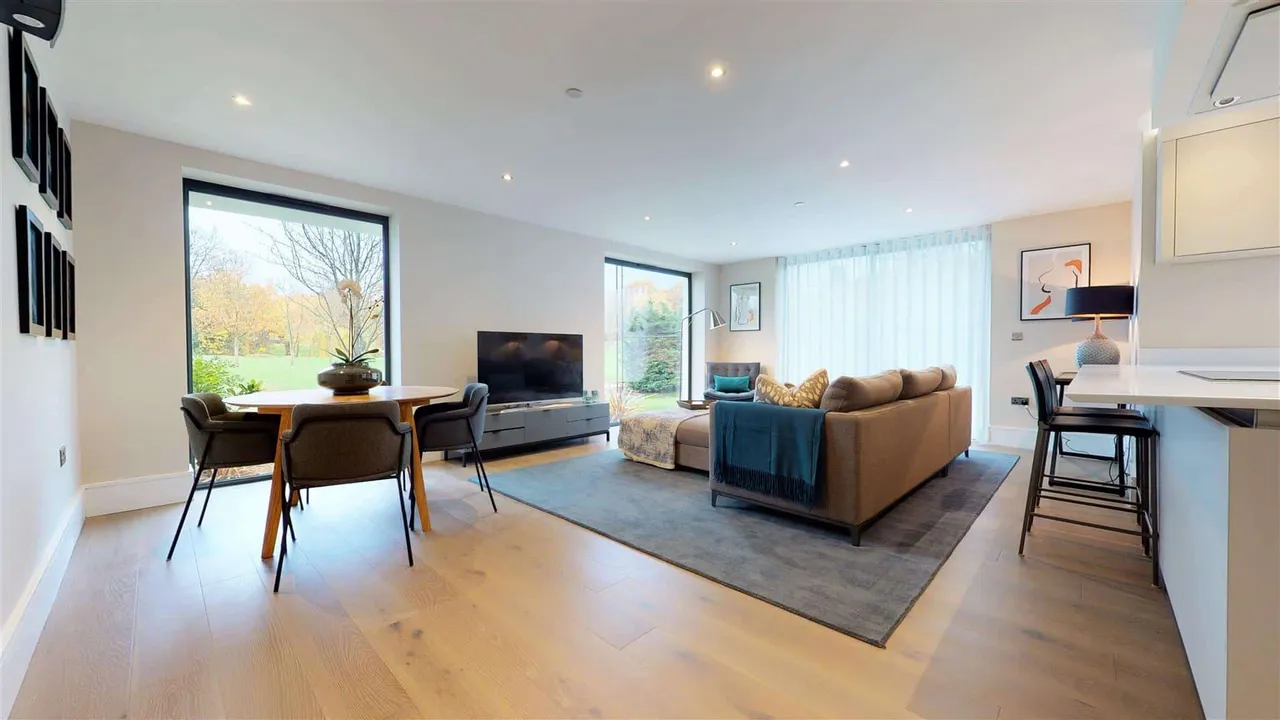 Montgomerie Lodge, High Road, Chigwell, photo 5