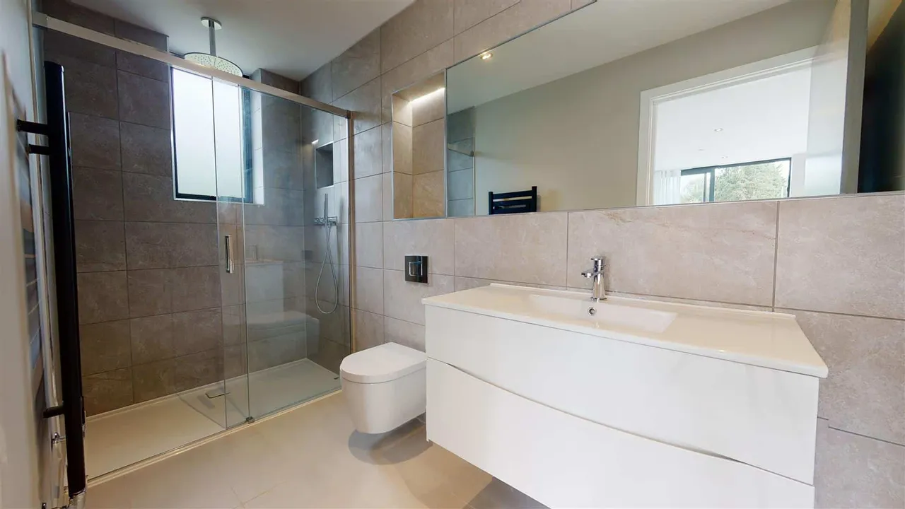 Montgomerie Lodge, High Road, Chigwell, photo 9