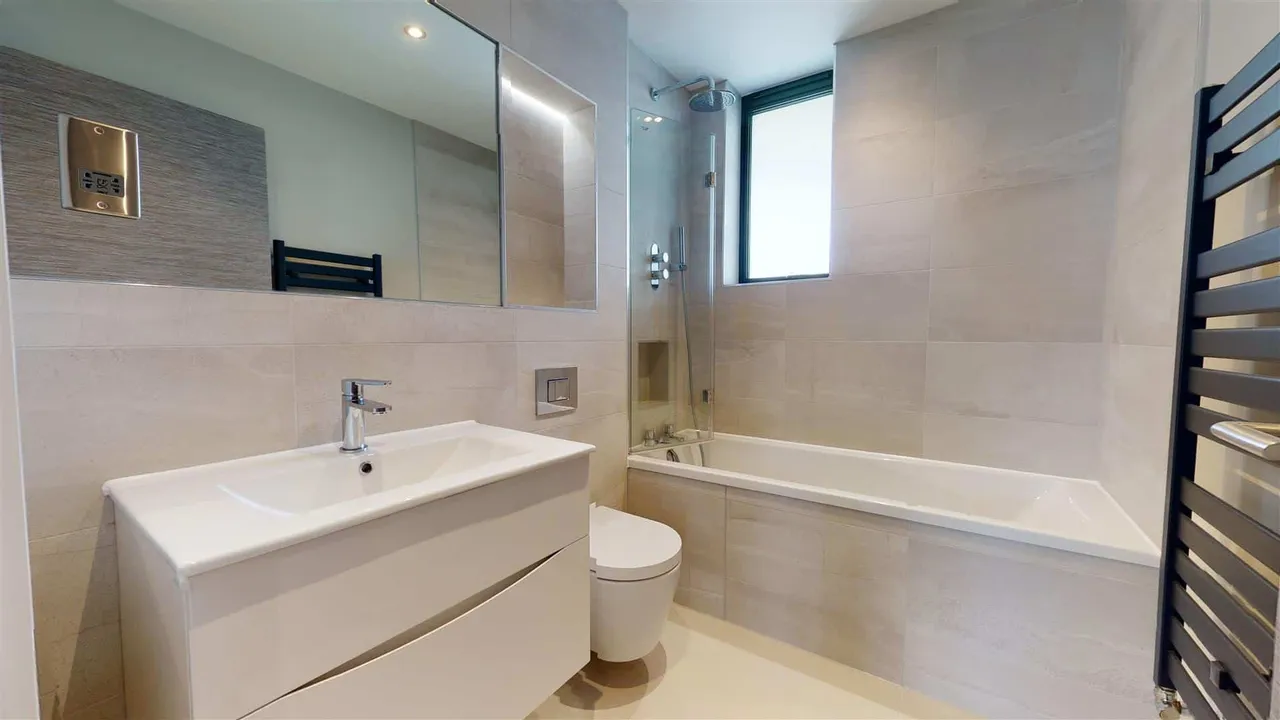 Montgomerie Lodge, High Road, Chigwell, photo 10