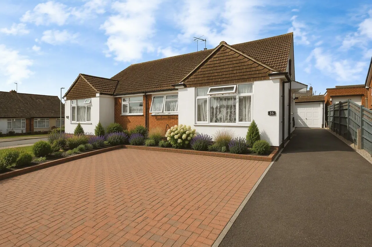 2 bed house for sale — Oakleaf Drive, Polegate