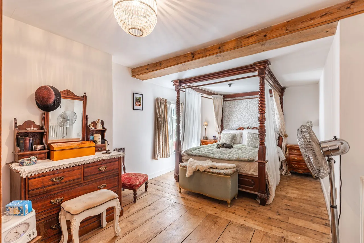 Characterful Grade II Period Property, photo 11