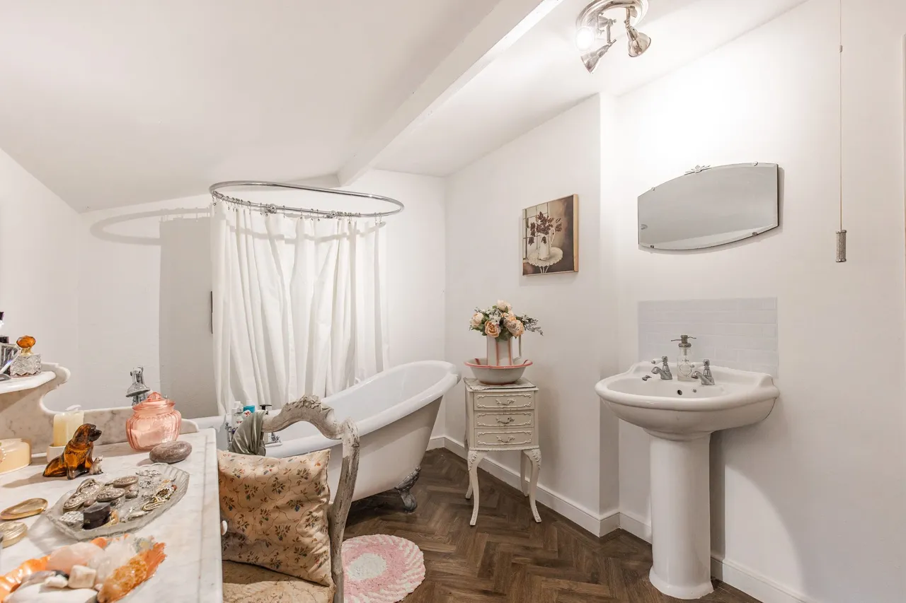 Characterful Grade II Period Property, photo 14