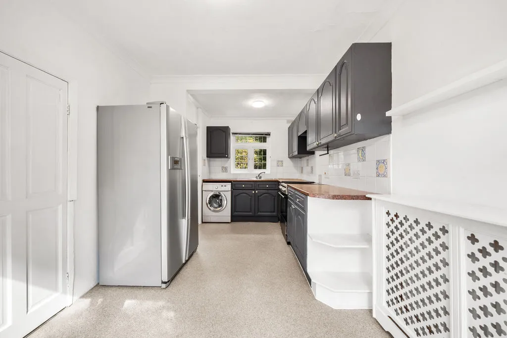 Grotto Road, Weybridge KT13 8PL, photo 2