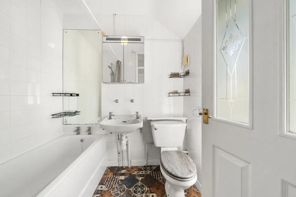 Grotto Road, Weybridge KT13 8PL, photo 9