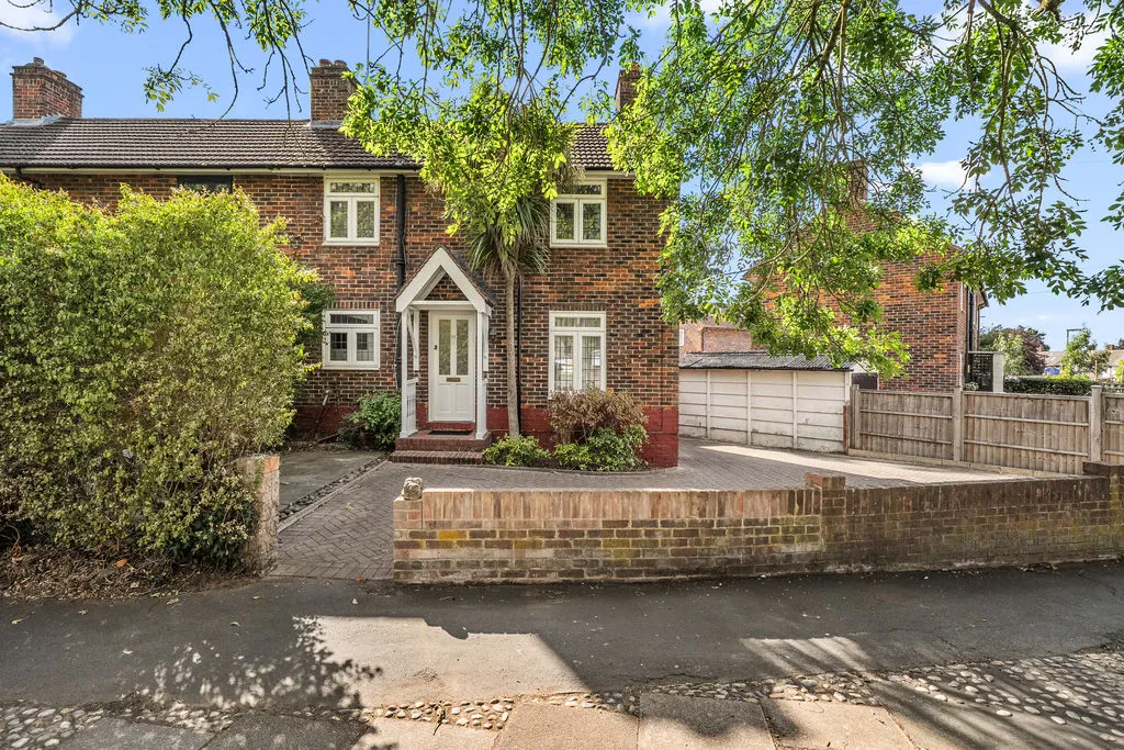 3 bed house to rent — Grotto Road, Weybridge KT13 8PL