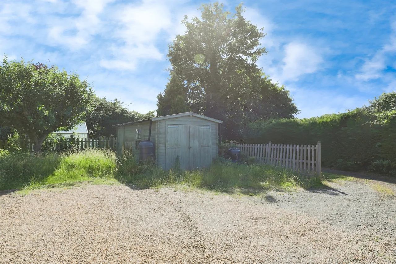 Evesham Road, Norton, WR11, photo 12