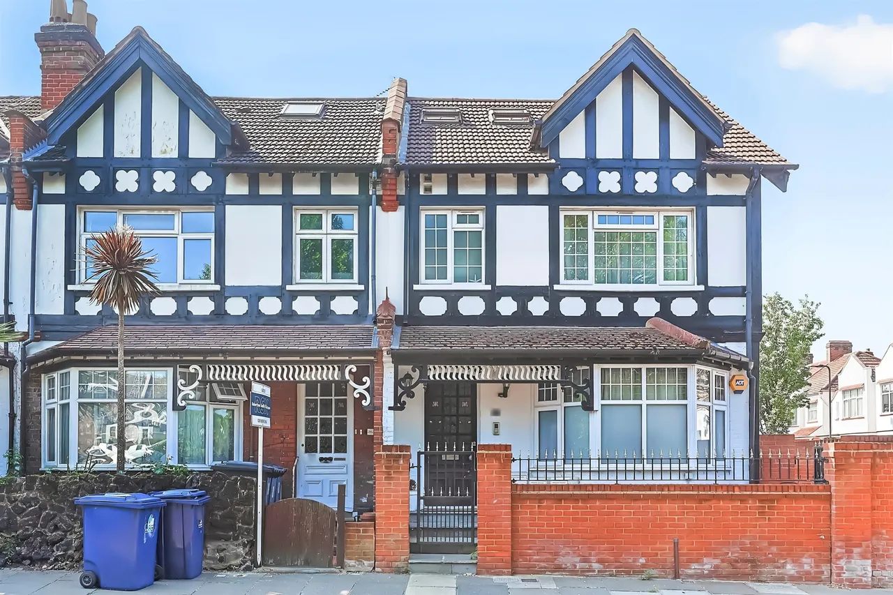 2 bed flat for sale — Highlands Avenue, London