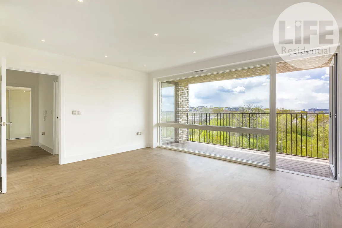 2 bed flat to rent, Lakeside Drive, Park Royal