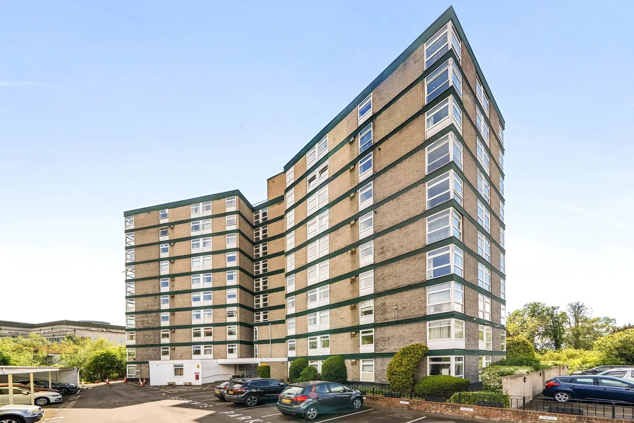 2 bed flat for sale, Oxford Road, UB9