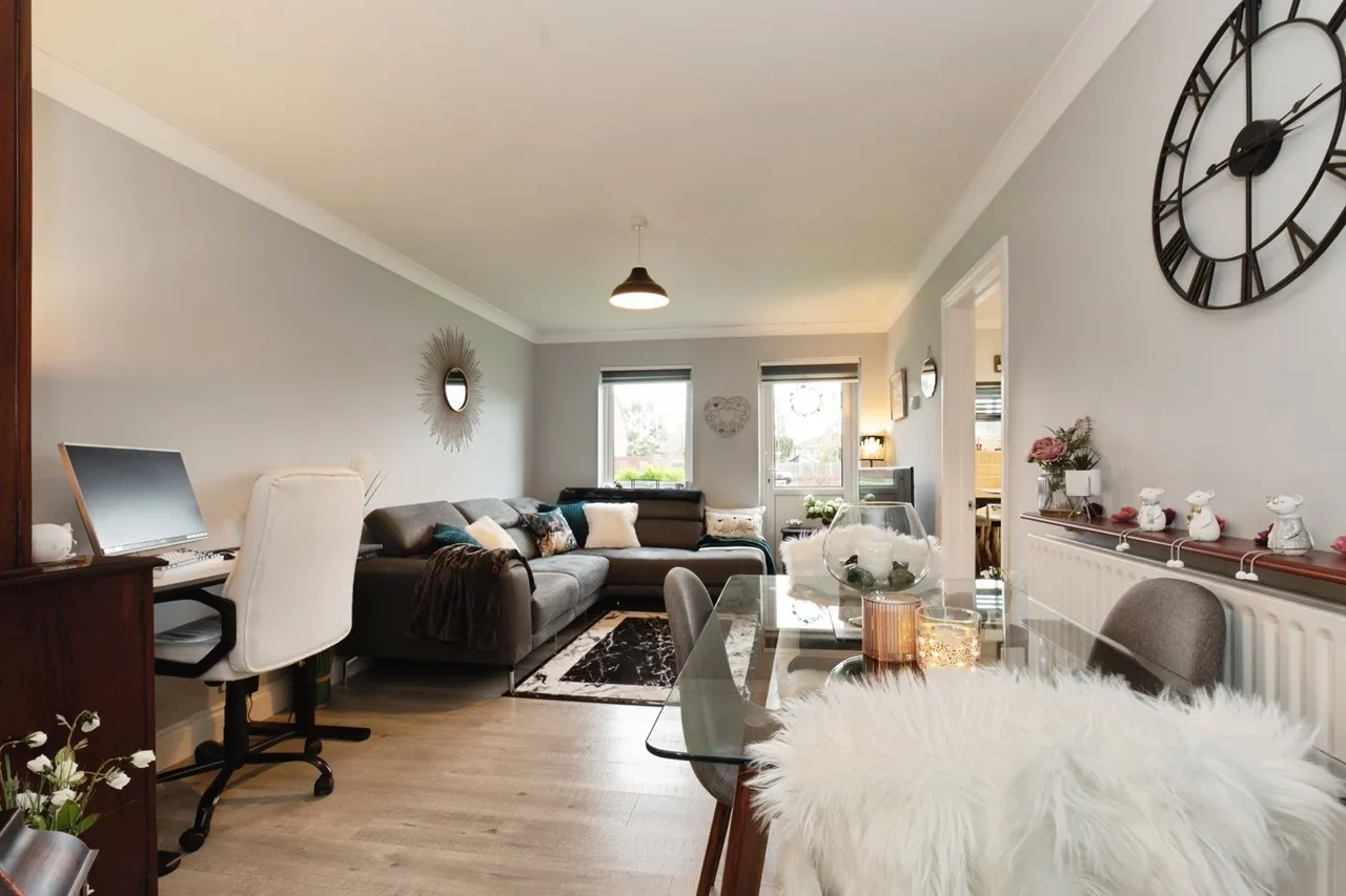 2 bed flat for sale, Grovelands, West Molesey, KT8
