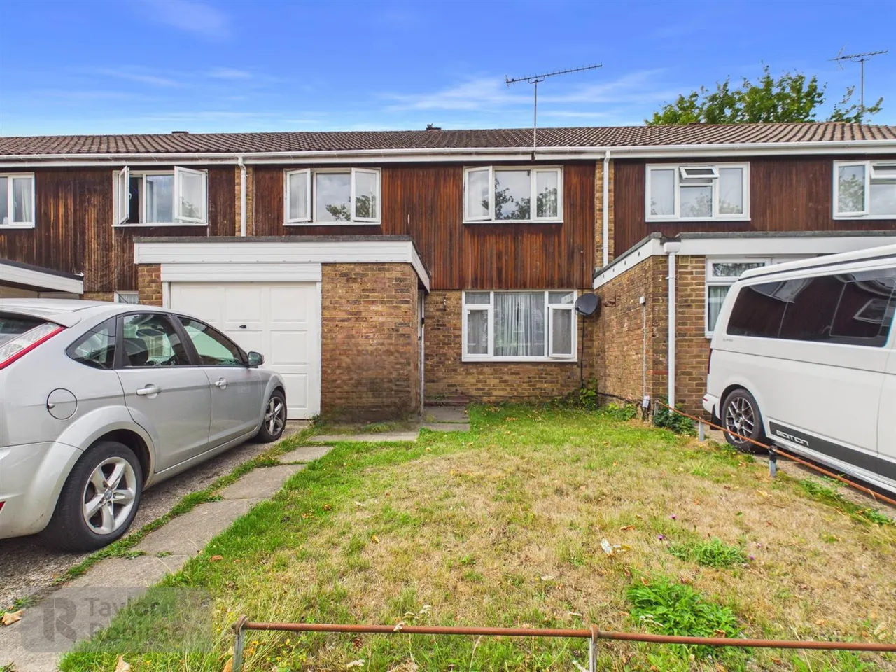 3 bed property for sale, Epsom Road, Furnace Green, RH10