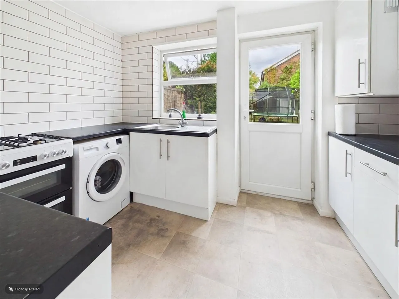 Epsom Road, Furnace Green, RH10, photo 3