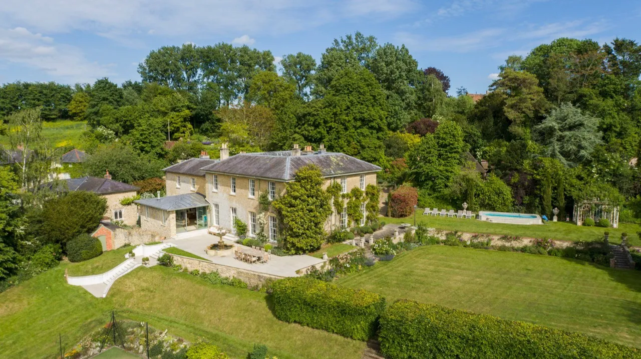 6 bed house for sale, The Street, Stour Provost, SP8
