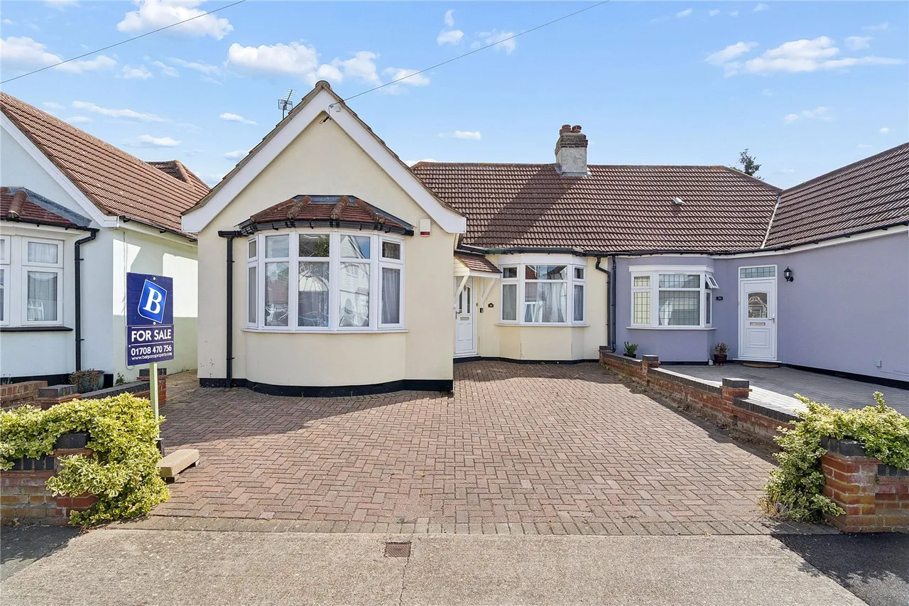 2 bed house for sale — Mansfield Gardens, Hornchurch, RM12