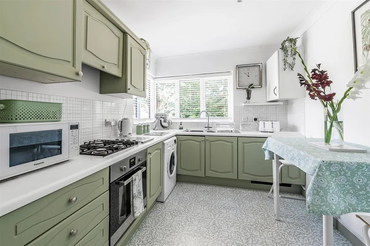 Beechwood Park, Leatherhead, KT22, photo 4