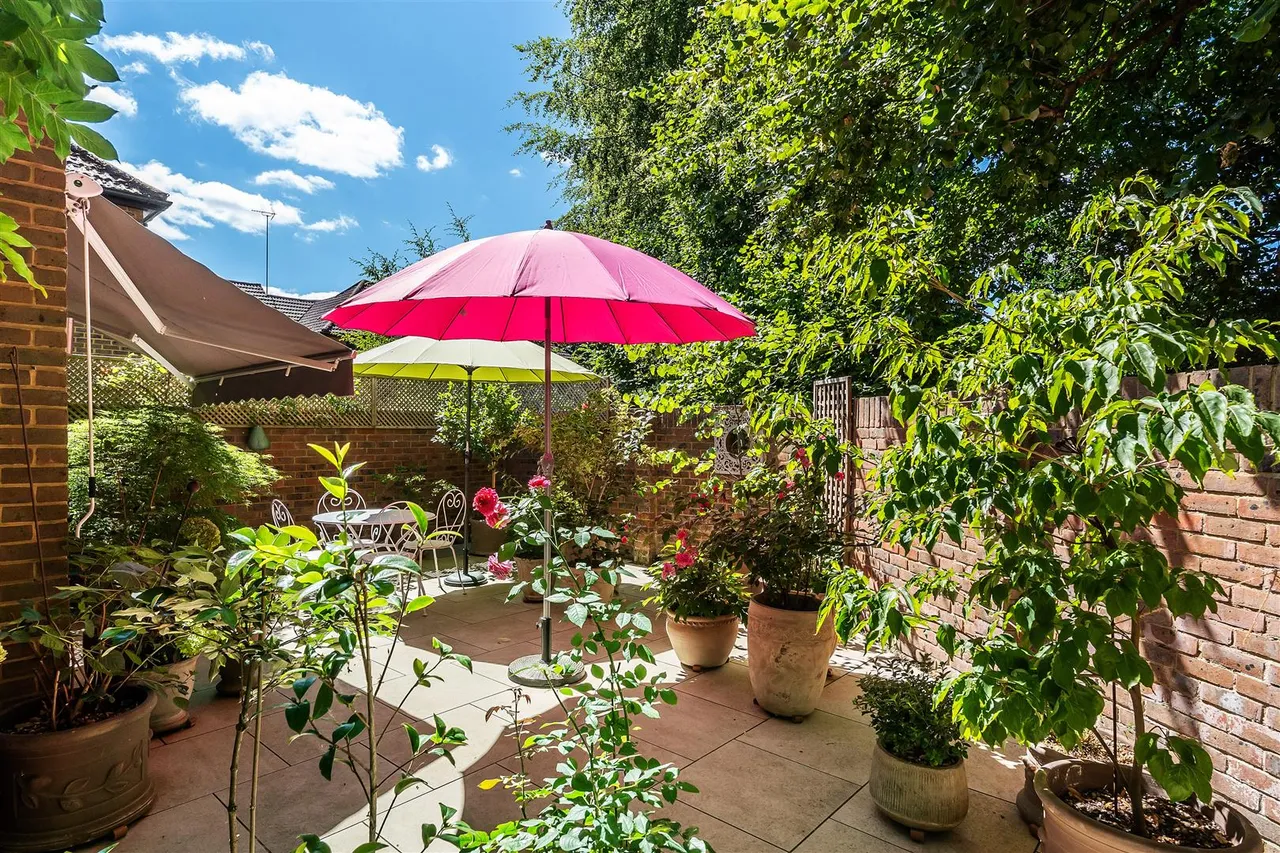 Beechwood Park, Leatherhead, KT22, photo 2