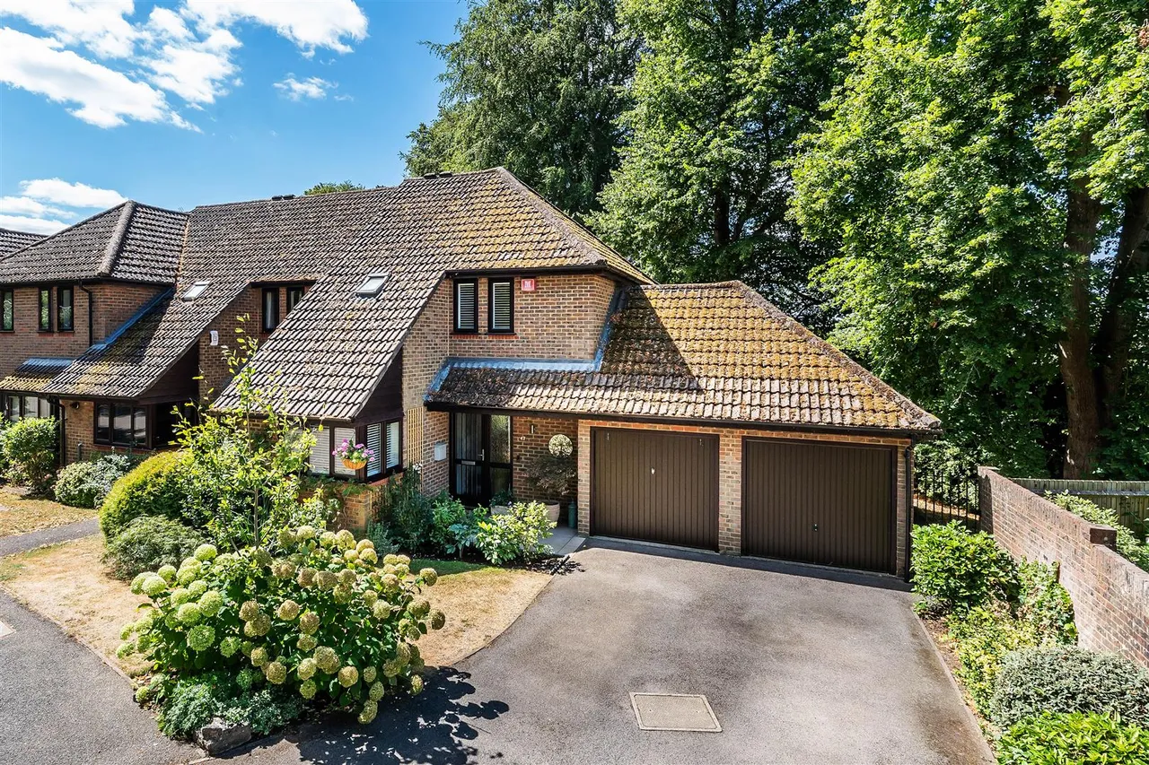 2 bed house for sale, Beechwood Park, Leatherhead, KT22