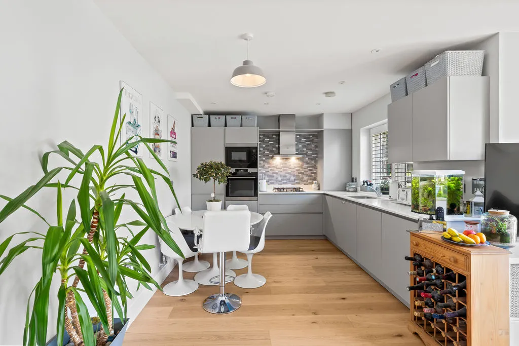 Roland Way, Worcester Park KT4 7AS, photo 5