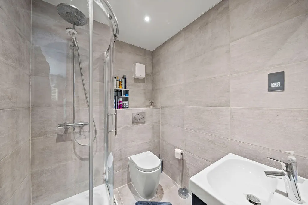 Roland Way, Worcester Park KT4 7AS, photo 10
