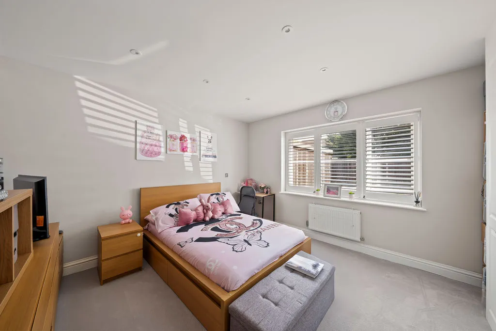 Roland Way, Worcester Park KT4 7AS, photo 11