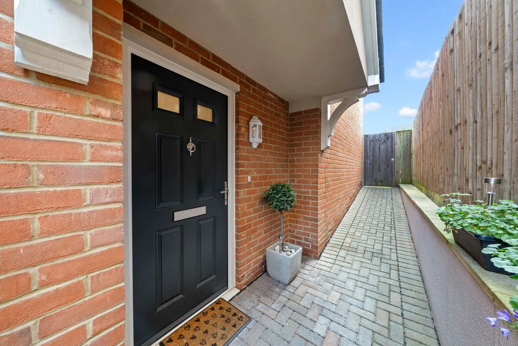 Roland Way, Worcester Park KT4 7AS, photo 17