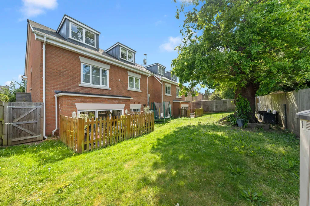 Roland Way, Worcester Park KT4 7AS, photo 16